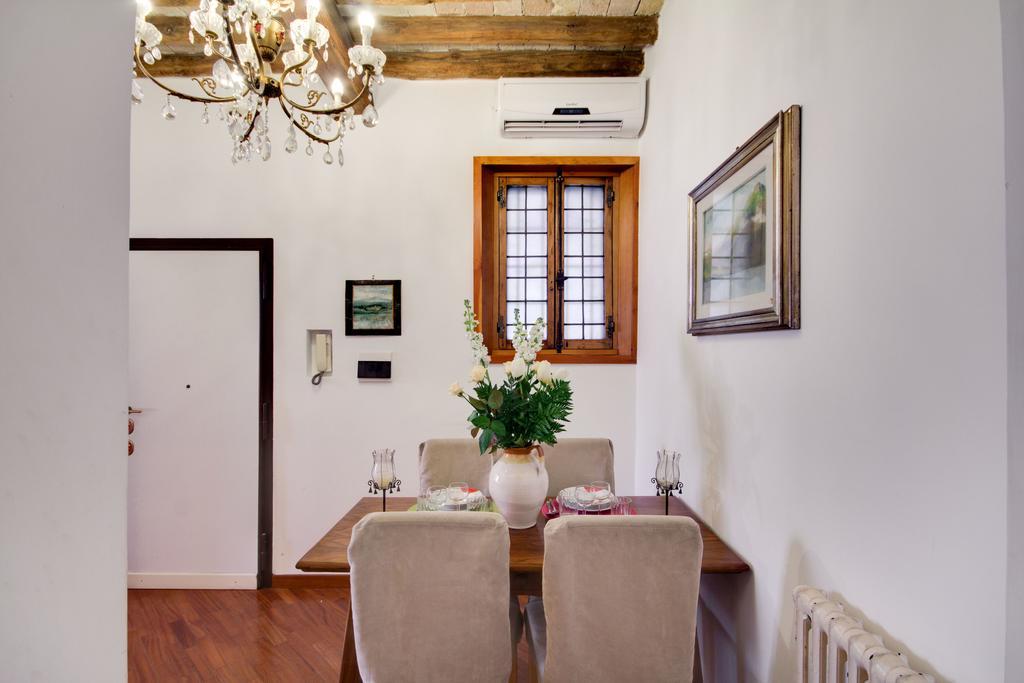 Stunning Pantheon Apartment Rome Bilik gambar
